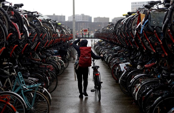 Was in Amsterdam längst Realität ist, soll auch in Berlin kommen: Fahrrad-Parkhäuser (Symbolbild). 