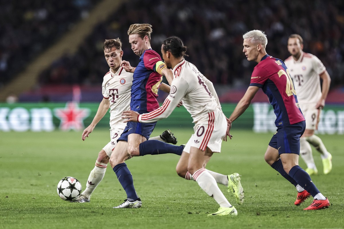 October 23, 2024, Barcelona, Barcelona, SPAIN: Frenkie de Jong of FC Barcelona, Barca and Joshua Kimmich compete for the ball during the UEFA Champions League 2024/25 League Phase MD3 match between FC ...