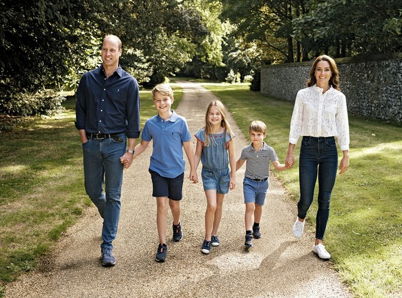 Prinz William zeigt sich mit Frau Kate und deren drei Kindern.