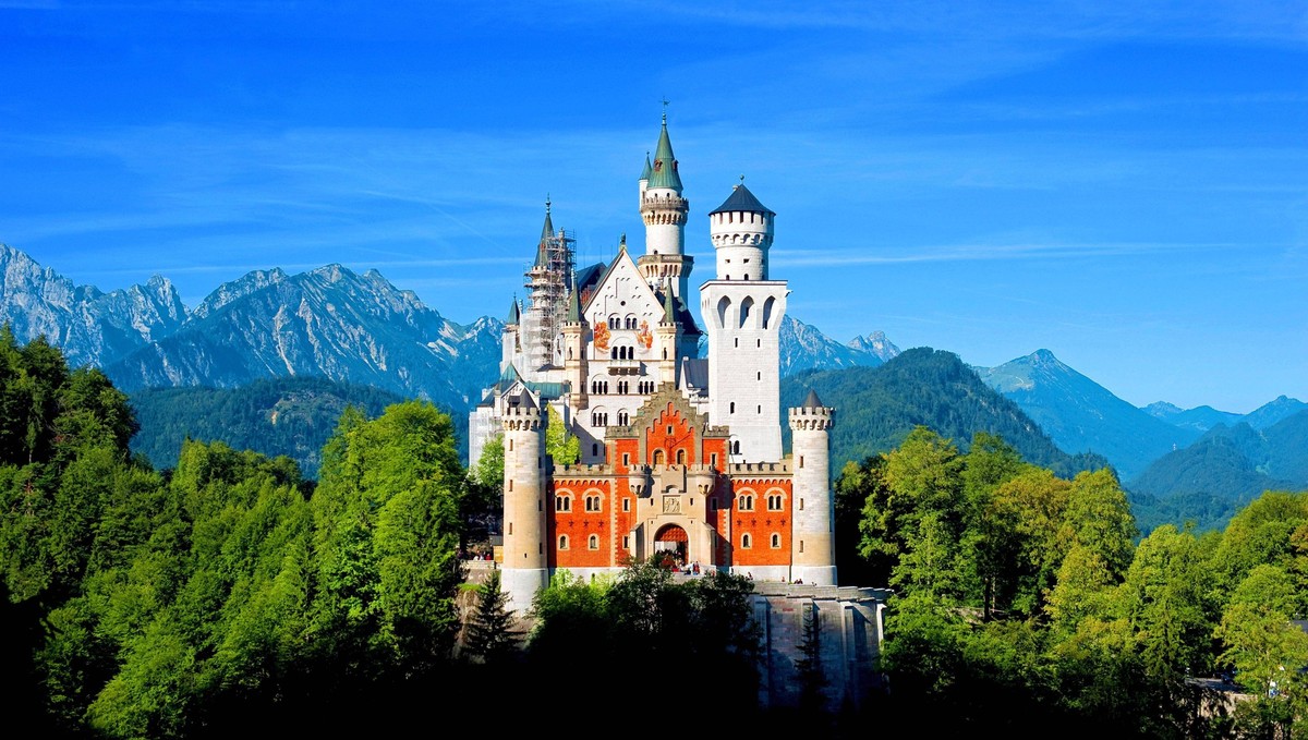 Schloss Neuschwanstein in der Sonne und gr�nem Wald und blauem Himmel, bei F�ssen im Allg�u, Bayern, Deutschland, Europa *** Castle Neuschwanstein in the Sun and green Forest and blue Heaven, at Feet  ...