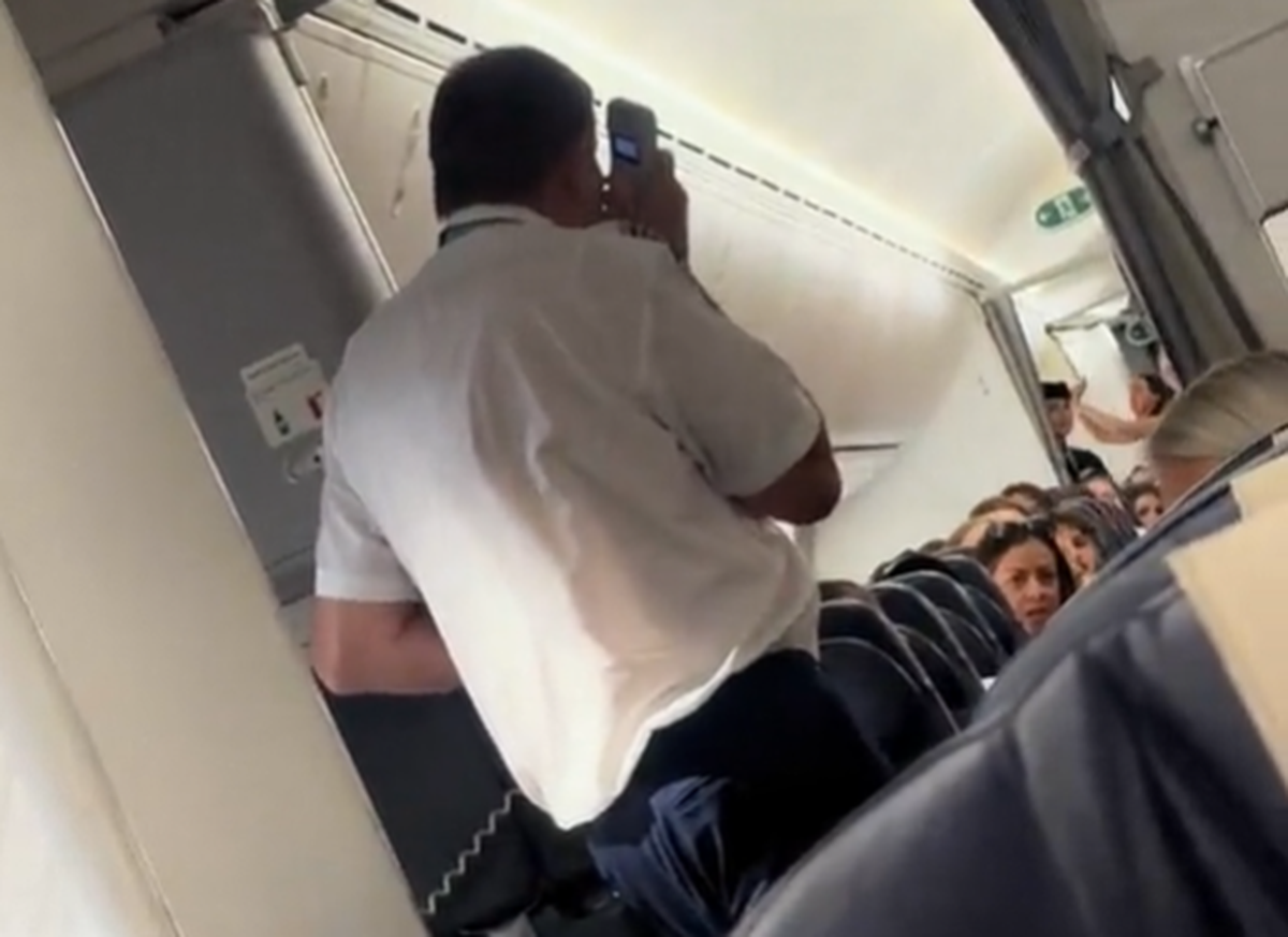 Der Pilot kam zu den Passagier:innen und betonte die Regeln auf dem Flug.
