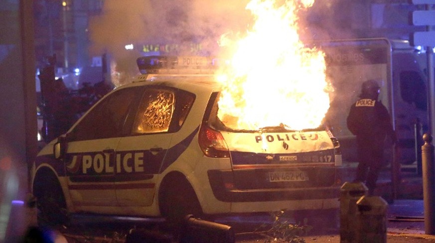 In ganz 
Frankreich demonstrieren Menschen gewaltsam gegen die Regierung. Die 
französischen Behörden haben mehrere tausend Polizisten auf der Pariser 
Champs-Elysees-Allee eingesetzt, um die Proteste ...