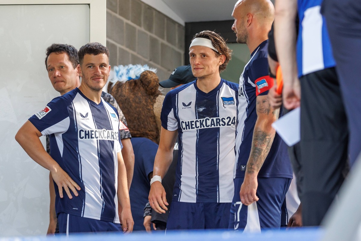 Berlin, 08.07.25, Fussball, Testspiel, Hertha BSC - TSV Havelse , Testspiel gegen den TSV Havelse. Stadion auf dem Wurfplatz. Berlins Fabian Reese und Berlins Toni Leistner stehen vor der Kabine. TSV ...