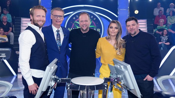 Moderator Günther Jauch (2.v.l.) mit seinen prominenten Kandidaten (v.l.) Julius Brink, Smudo, Sophia Thomalla, Tim Mälzer