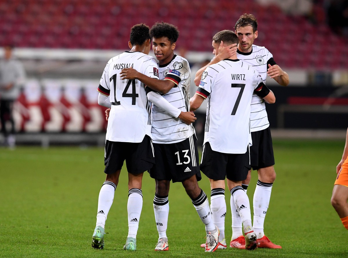FUSSBALL INTERNATIONAL QUALIFIKATION WM 2022 Katar in Stuttgart Gruppe J Deutschland - Armenien 05.09.2021 Jubel Deutschland Jamal Musiala umarmt von Karim Adeyemi, Florian Wirtz und Leon Goretzka v.l ...