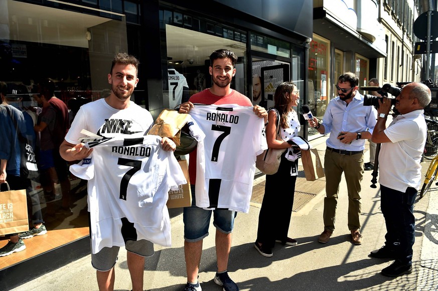 CR7-Hype: Diese stolzen Juventus-Fans kauften sich unmittelbar nach dem Ronaldo-Transfer ein Trikot mit der Nummer sieben.