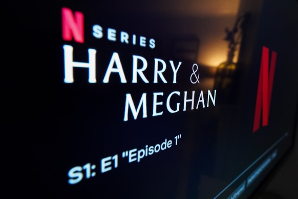 08.12.2022, Gro�britannien, Warwick: Die umstrittene Dokumentation des Herzogs und der Herzogin von Sussex wird auf Netflix ausgestrahlt. Die ersten drei Folgen der sechsteiligen Dokureihe �Harry &amp ...