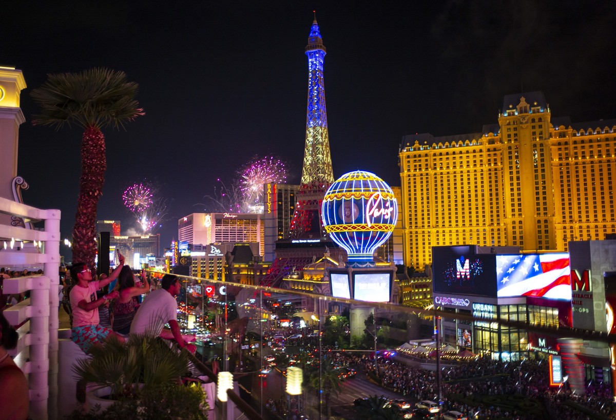 ARCHIV - 04.07.2021, USA, Las Vegas: Ein Feuerwerk explodiert �ber dem Las Vegas Strip w�hrend der Feierlichkeiten zum Unabh�ngigkeitstag. Das Formel-1-Rennen soll Ma�st�be setzen. (zu dpa: �Das Forme ...
