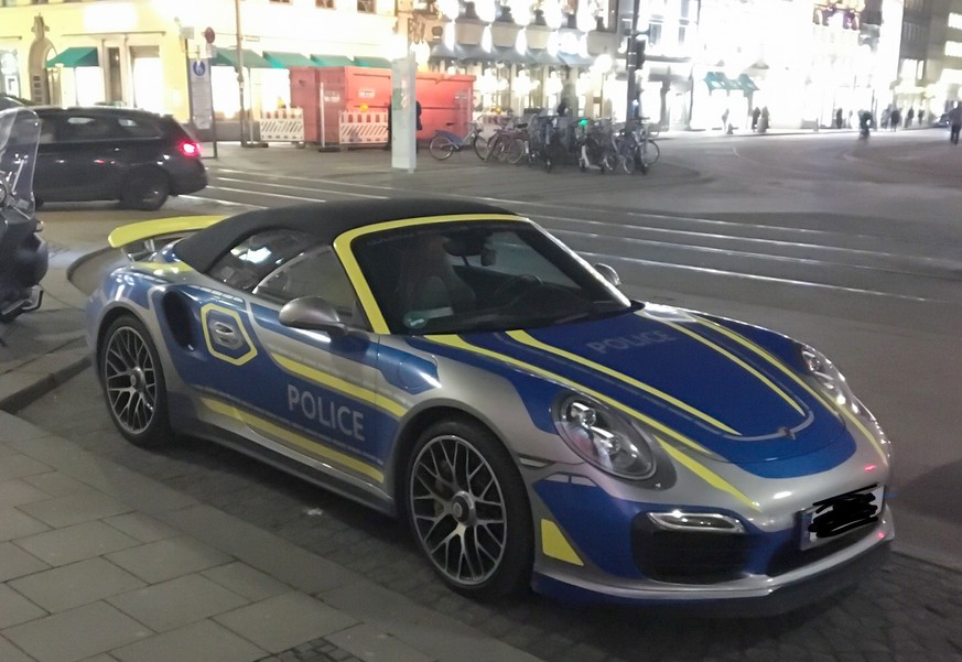 Fährt die Münchner Polizei Porsche? Nein, das sieht nur auf den ersten Blick so aus.