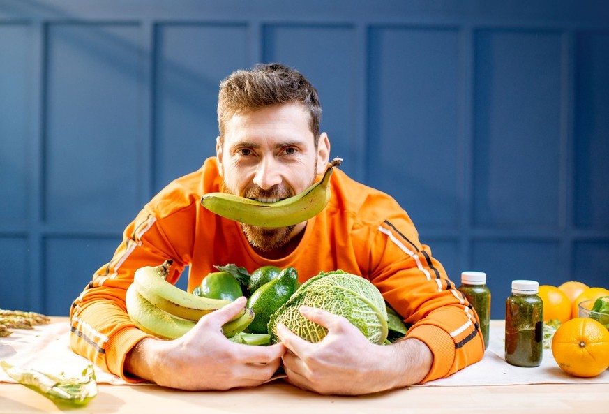 Vegetarisch mit frischem Gemüse auf blauem Hintergrund