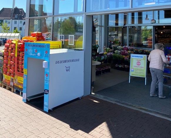 Vor einem Edeka-Supermarkt steht die Desinfektionsmaschine für Einkaufswagen.