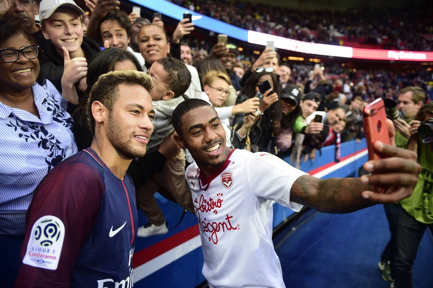 Malcom (r.) macht Selfies mit Idol Neymar (l.)