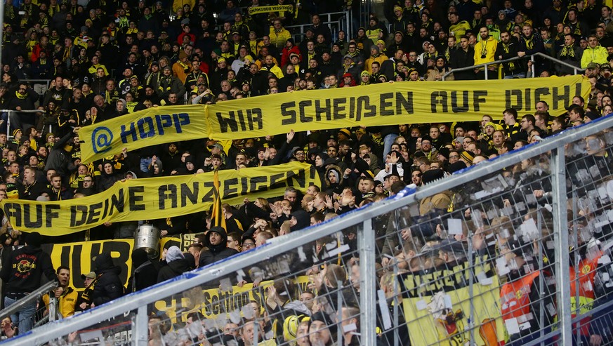 Trotz Bewährungsstrafe hielten einige BVB-Fans an ihren Beleidigungen für den Hoffenheimer Mäzen Dietmar Hopp fest.