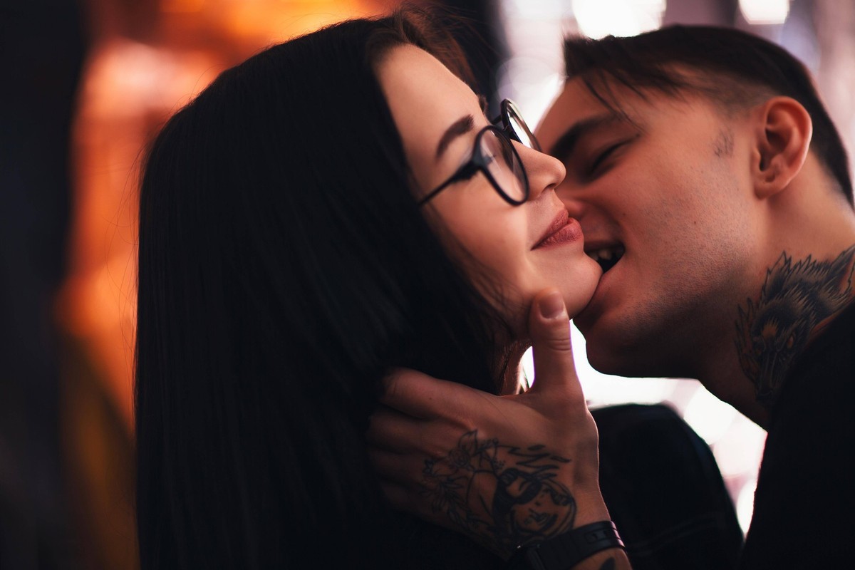 guy and the girl kiss closeup on a light background. ,model released, Symbolfoto,property released PUBLICATIONxINxGERxSUIxAUTxONLY Copyright: xRuslan117x Panthermedia26549366