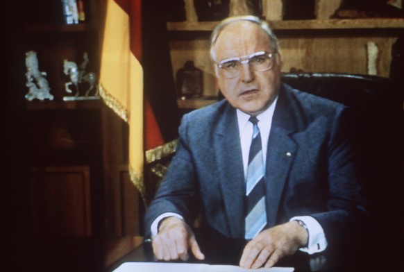 ARCHIV - 31.12.1986, ---: SCREENSHOT - Helmut Kohl (CDU), damals Bundeskanzler, h�lt seine traditionelle Neujahrsansprache. Fast sieben Millionen Menschen verfolgten am Bildschirm, wie der damalige Bu ...