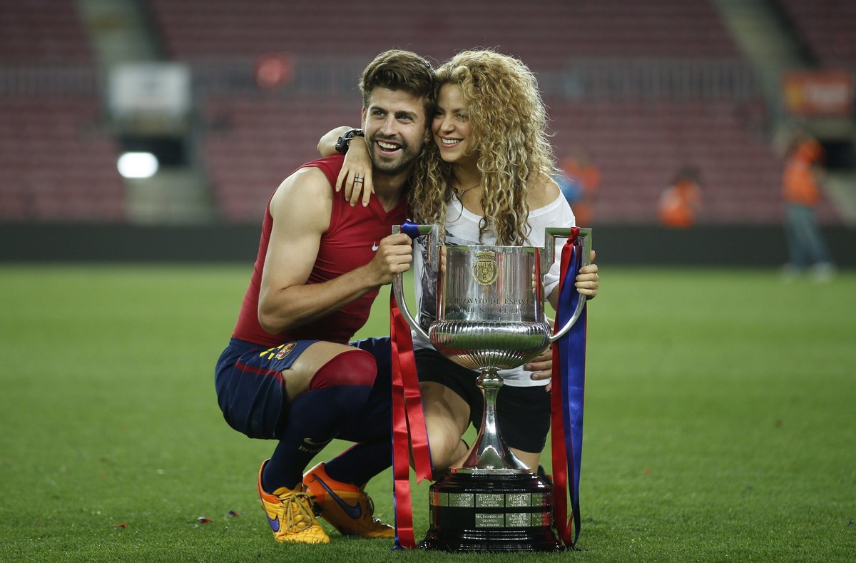 ARCHIV - 30.05.2015, Spanien, Barcelona: Gerard Pique, ehemaliger Spieler des FC Barcelona, feiert mit seiner damaligen Freundin, der kolumbianischen S�ngerin Shakira, den Sieg seiner Mannschaft �ber  ...