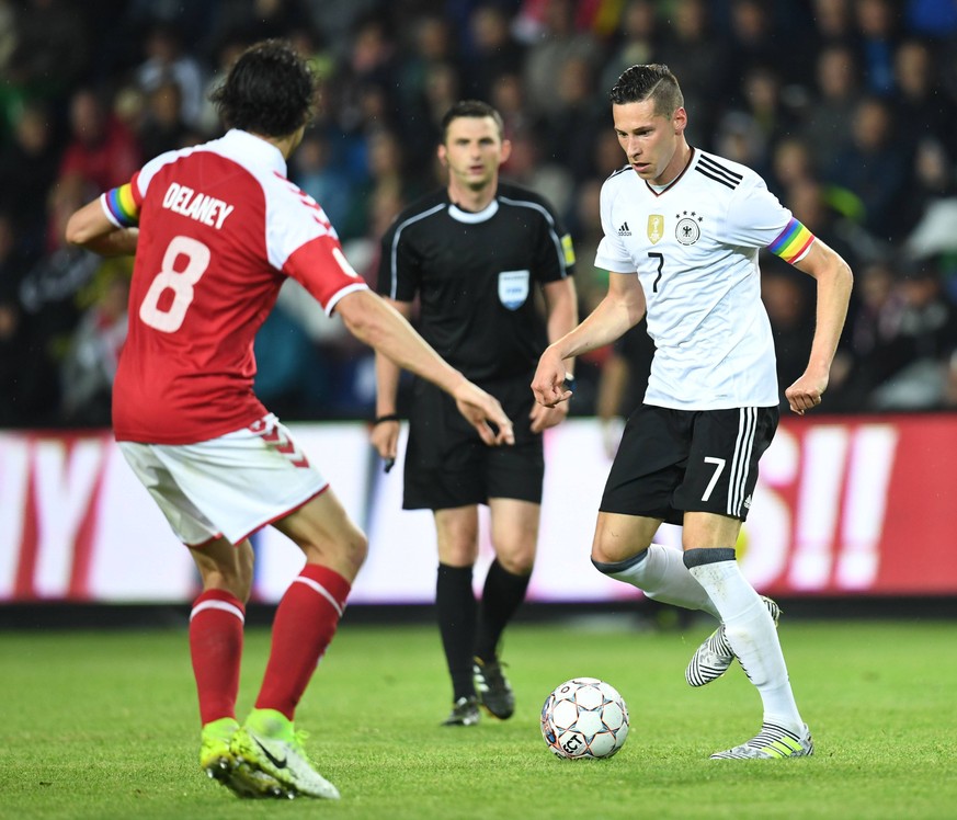 Zuvor undenkbar, aber 2017 liefen Dänemarks Kapitän Thomas Delaney und der deutsche Spielführer Julian Draxler beim Länderspiel mit Regenbogen-Binde auf.