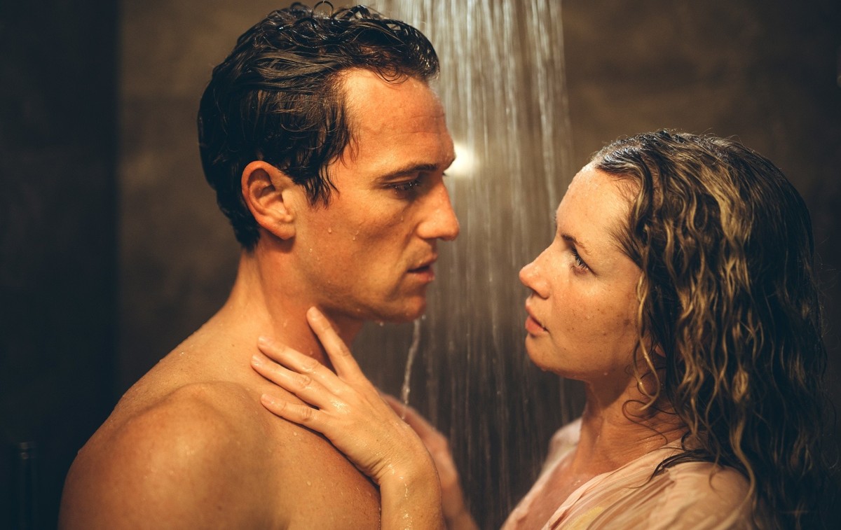 Nina Richter (Cornelia Gröschel) und Daniel Bernasconi (Artjom Gilz) geben sich ihrer Leidenschaft hin.
