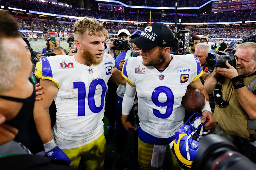 Cooper Kupp (l.) und Matthew Stafford (r.) feiern den GEwinn des Super Bowls.