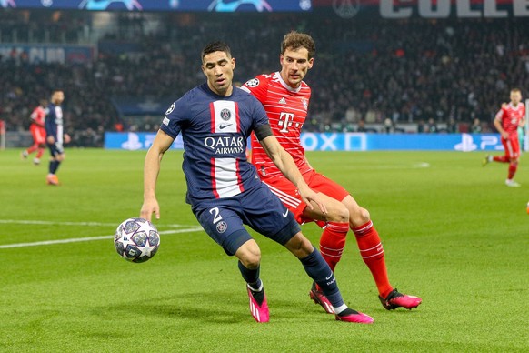 l-r: im Zweikampf, Aktion, mit Achraf Hakimi 2 Paris Saint-Germain, Leon Goretzka 8 FC Bayern Muenchen, Paris Saint-Germain vs. FC Bayern Muenchen, Champions League, Fussball, Achtelfinale, 14.02.2023 ...