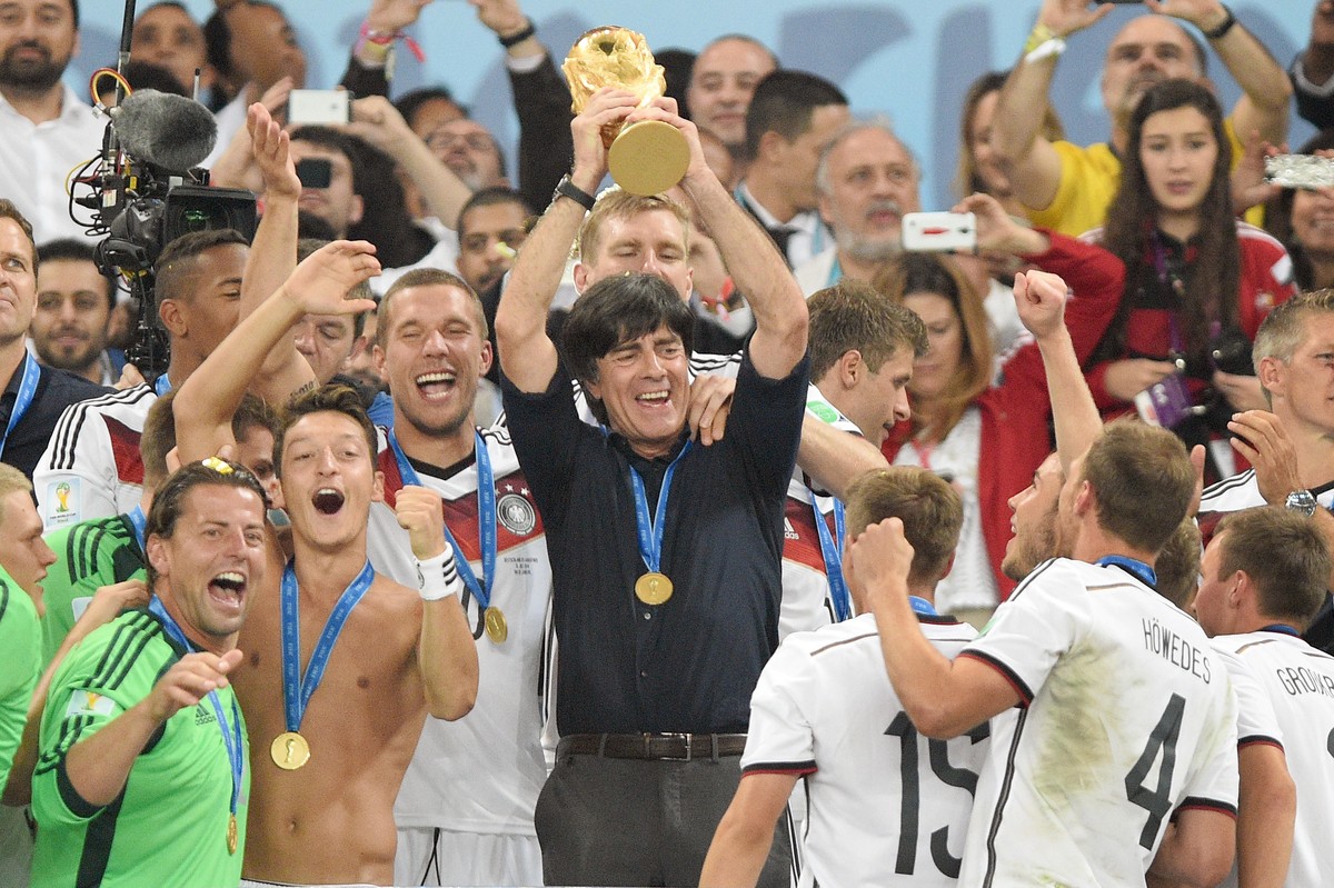 Bundestrainer Joachim Jogi LOEW,LÖW (GER) mit Pokal,um ihn seine Spieler,Jubel,Freude,Begeisterung,Teamfoto,Team,Mannschaft,Mannschaftsfoto Siegerehrung,Ehrentribuene,Cup,Trophy,Trophaee. Deutschland ...