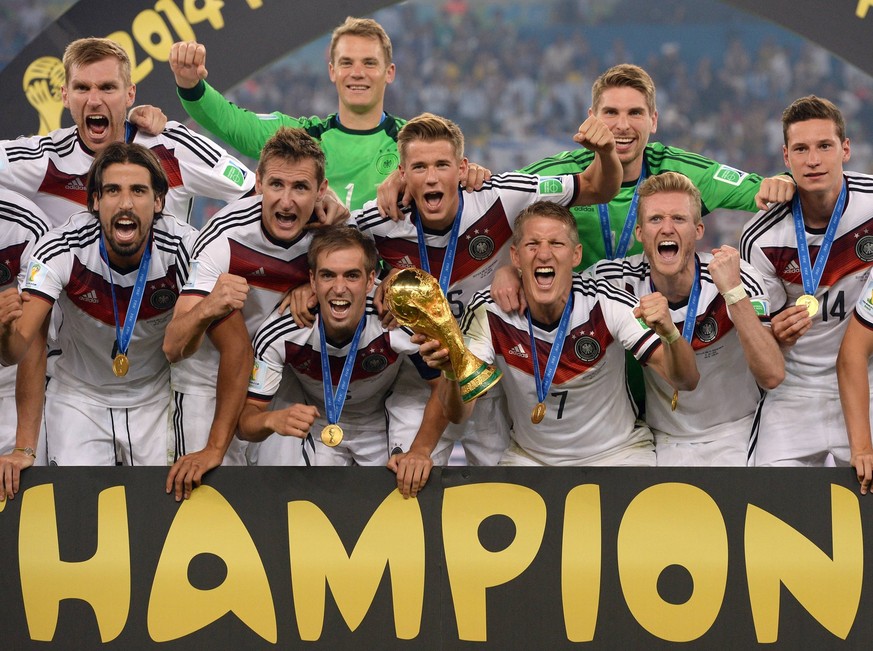 FUSSBALL WM 2014 FINALE Deutschland 13.07.2014 DEUTSCHLAND FEIERT DEN WM TITEL: Per Mertesacker, Sami Khedira, Miroslav Klose, Torwart Manuel Neuer, Philipp Lahm, Erik Durm, Shkodran Mustafi, Torwart  ...