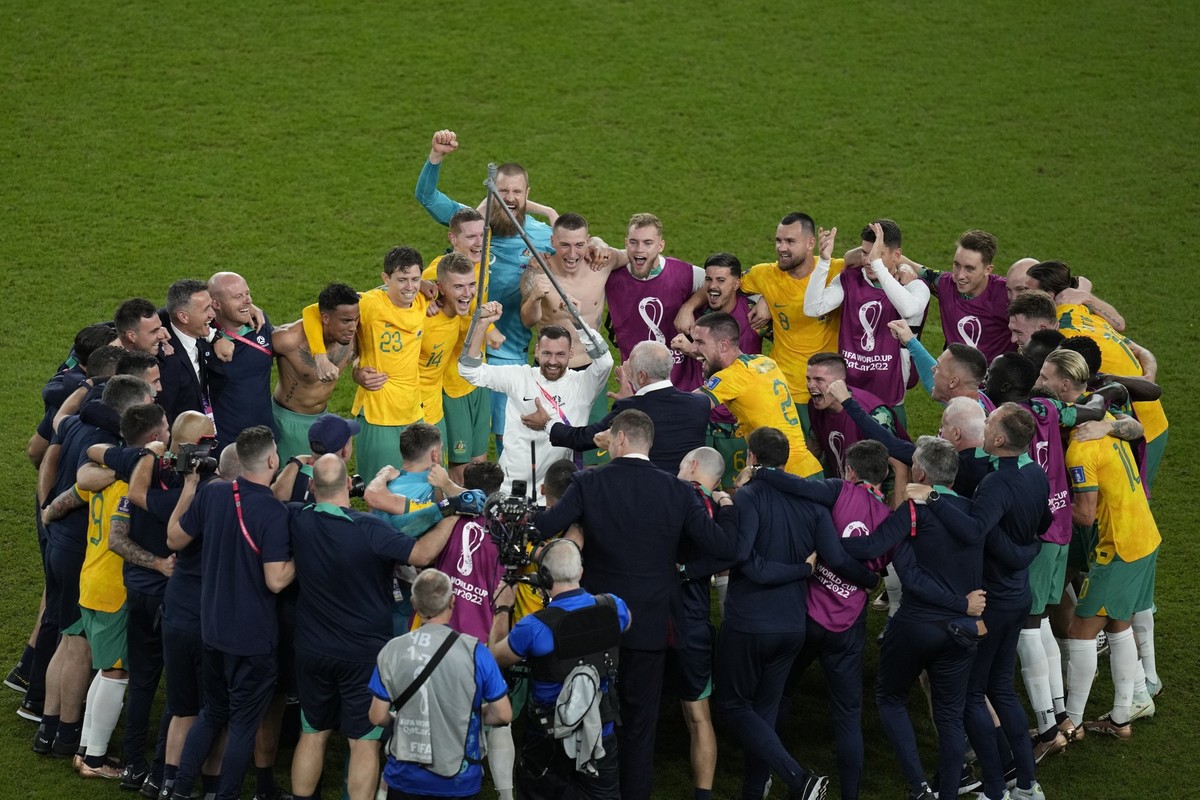 30.11.2022, Katar, Al Wakrah: Fu�ball, WM 2022 in Katar, Australien - D�nemark, Vorrunde, Gruppe D, Spieltag 3 im Al-Dschanub Stadion in Al-Wakra, Australiens Spieler feiern nach ihrem 1-0 Erfolg. Fot ...