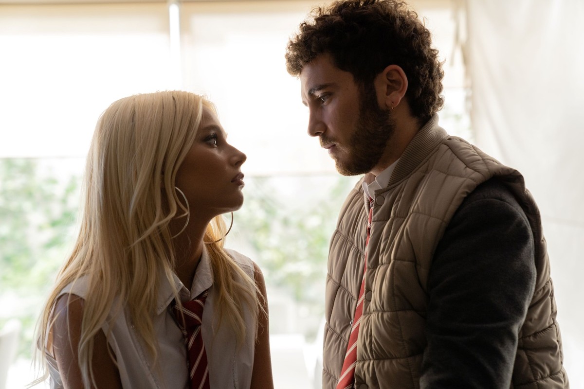 ELITE (L to R) VALENTINA ZENERE as ISADORA, ÁLVARO DE JUANA as DíDAC in episode 08 of ELITE. Cr. MATÍAS URIS/NETFLIX © 2023 Netflix, Elite, Staffel 7