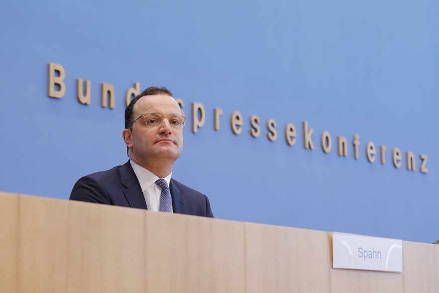 Die Zahl der positiven Corona-Tests steigt und steigt. Bundesgesundheitsminister Jens Spahn informiert darüber öffentlich.