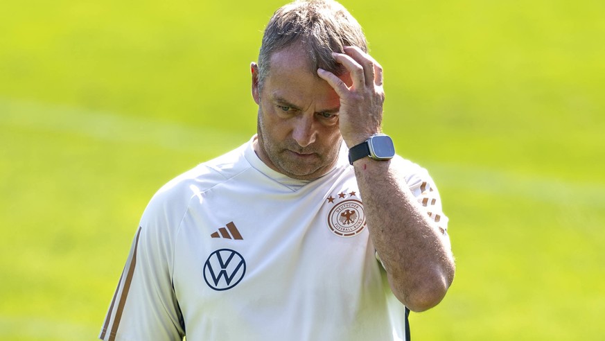 Fußball: Nationalmannschaft, öffentliches Training am 10.09.23 in der AOK Arena in Wolfsburg Niedersachsen. Bundestrainer Hansi Flick fasst sich an den Kopf. *** Soccer national team, public training  ...