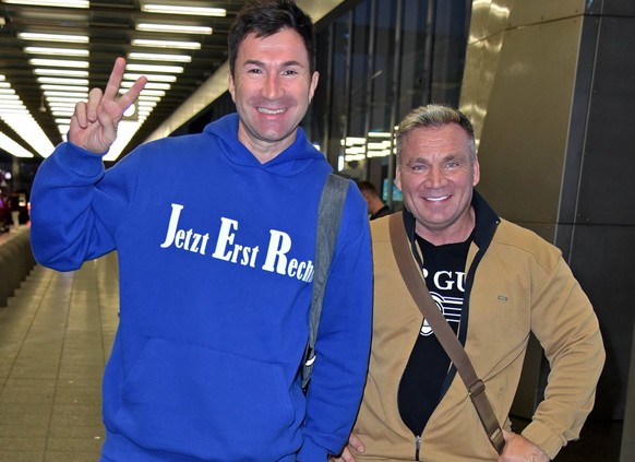 Lucas Cordalis, Peter Klein beim Abflug der ICH BIN EIN STAR - HOLT MICH HIER RAUS Dschungelcamp-Kandidaten nach Australien am Frankfurt International Airport in Frankfurt am Main am 02.01.2023 *** Lu ...