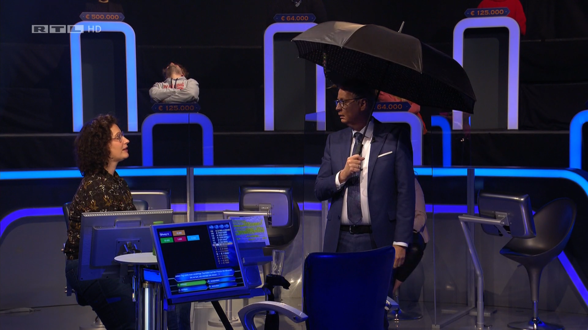 Jauch ist nicht überzeugt vom Regenschirm.