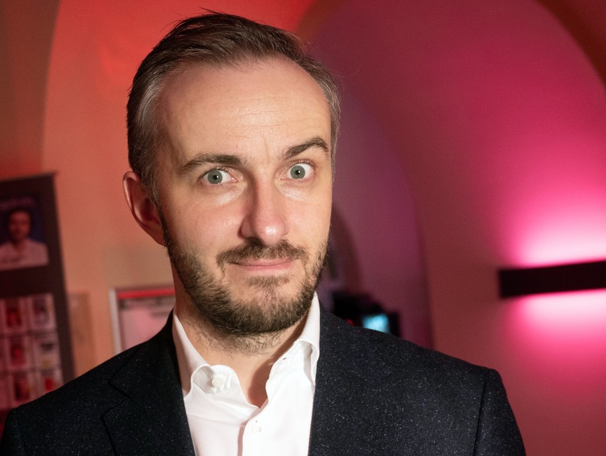 ARCHIV - 17.02.2020, Berlin: Jan Böhmermann, TV-Entertainer, und Gewinner des Preises für Unterhaltung, lächelt bei der Preisverleihung der «Journalistinnen und Journalisten des Jahres 2019». Wer die  ...