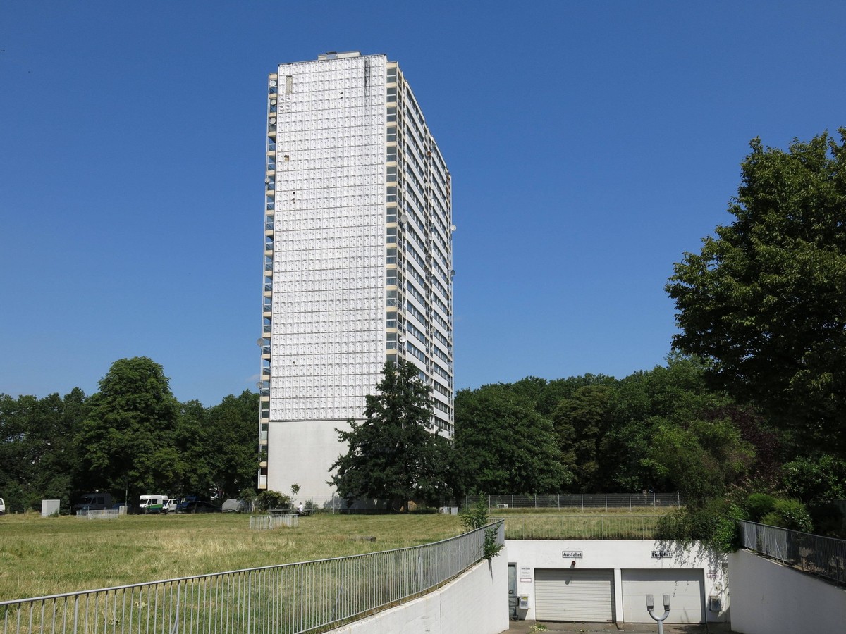 Tiefgaragenzufahrt und leerstehendes Hochhaus Weisser Riese Ottostr. 54-56, die Sprengung der 3. Hochhausruine ist 2023 geplant. Anschlie