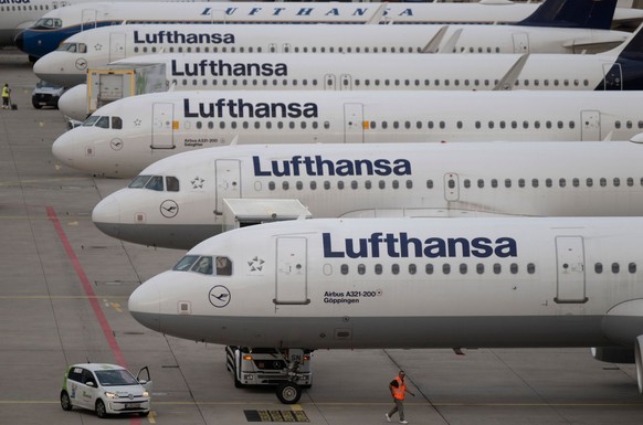 ARCHIV - 02.09.2022, Hessen, Frankfurt/Main: Passagiermaschinen der Lufthansa stehen auf dem Flughafen Frankfurt. Bei der Lufthansa ist es am Mittwoch zu einem gravierenden Ausfall der IT-Systeme geko ...