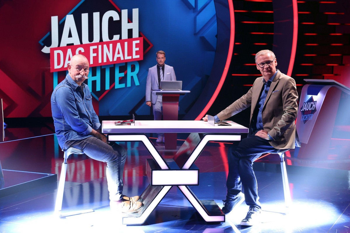 Im gro�en Finale spielen schlie�lich nur noch G�nther Jauch (r.) und Horst Lichter. In der Mitte Moderator Oliver Pocher.

Die Verwendung des sendungsbezogenen Materials ist nur mit dem Hinweis und Ve ...