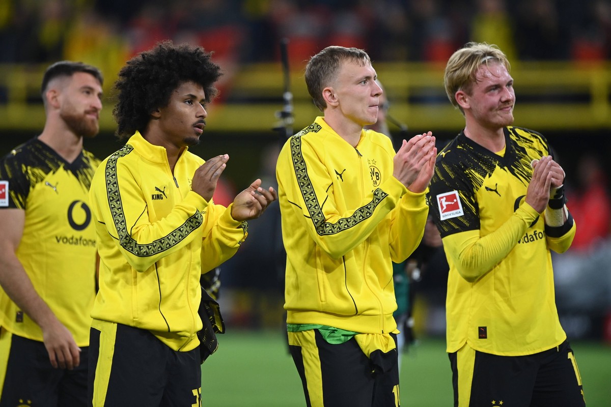 v.l. Karim-David ADEYEMI DO , Maximilian BEIER DO, Julian BRANDT DO Schlussjubel, Jubel, jubeln, Freude, cheers, Borussia Dortmund DO - VfL Wolfsburg WOB 1-0 Fussball 1. Bundesliga Saison 2025/2026, 4 ...
