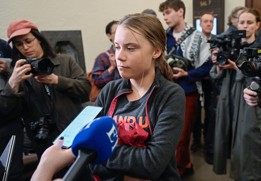 Schweden, Prozess gegen Greta Thunberg vor dem Stockholmer Bezirksgericht STOCKHOLM, SVERIGE 20240508 Greta Thunberg intervjuas i Stockholms tingsr