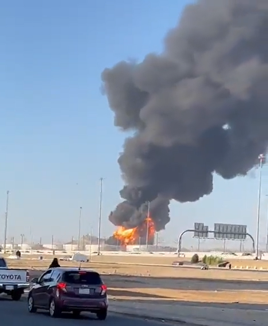 Videos zeigen, wie in Jeddah, Saudi-Arabien eine schwarze Rauchwolke aufsteigt.