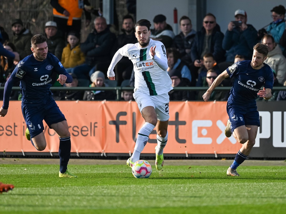 Robert Zietarski VfB Oldenburg, 08 und Patrick Moeschl VfB Oldenburg, 17 verfolgen Ramy Bensebaini Borussia Moenchengladbach, 25. Borussia Moenchengladbach vs. VfB Oldenburg, Fussball, Freundschaftssp ...