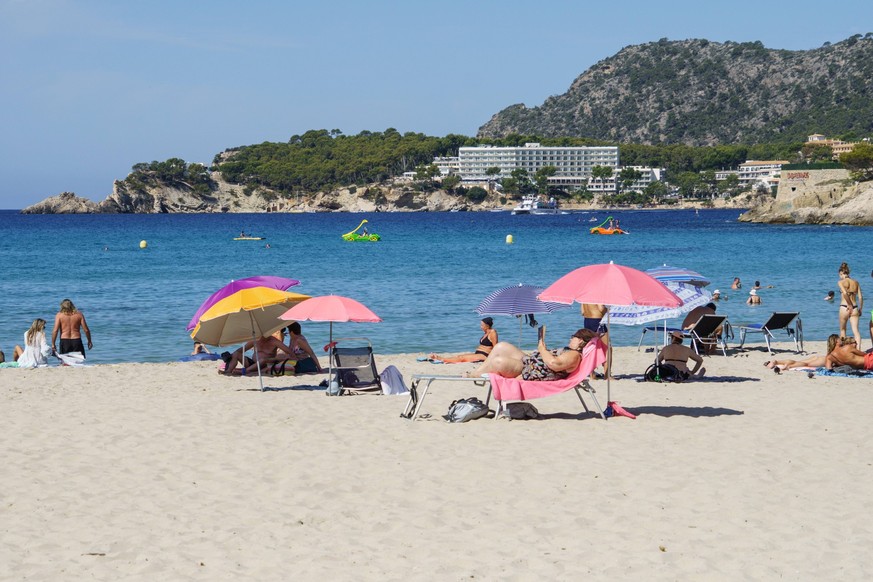 Strandszene im Urlaubsort Peguera - inoffiziell kastilisch Paguera - mit Blick auf die Bucht Playa Palmira im Sommer 2023 -Strandszene im Urlaubsort Peguera - inoffiziell kastilisch Paguera - mit Blic ...