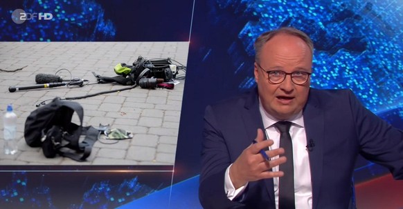 Das Bild stammt vom Tatort, auf dem Boden liegen Ton- und Kameraausrüstung des ZDF-Teams.