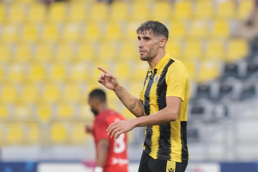 Javi Martinez (8) of Qatar SC