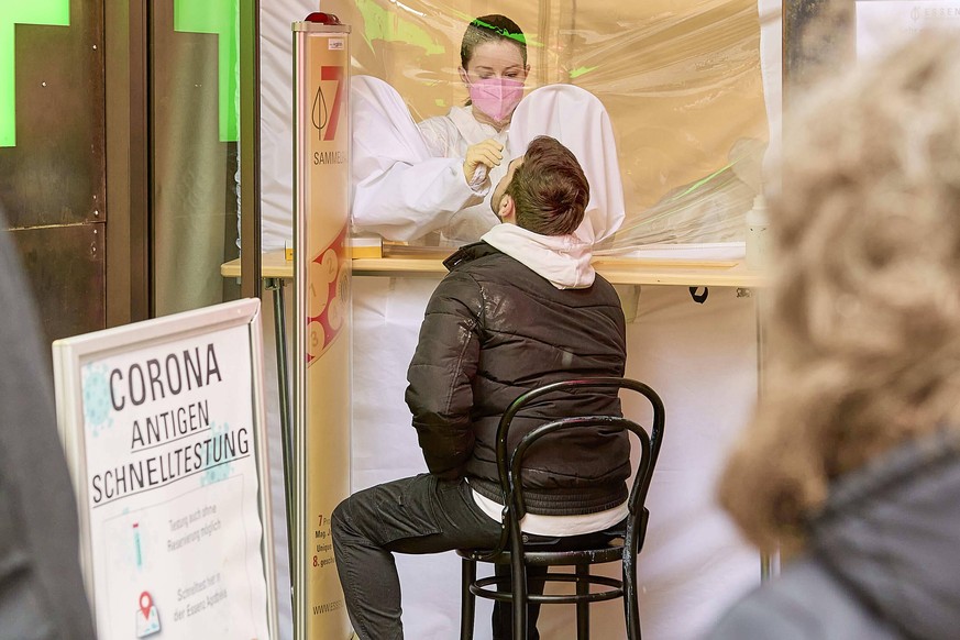 - Wien 08.02.2021 - Coronavirus Krise - Nach dem rund 6 Wochen dauernden österreichweiten 3. harten Lockdown dürfen ab heute Einkaufszentren, Friseure und Geschäfte unter strengen Vorgaben wieder aufm ...
