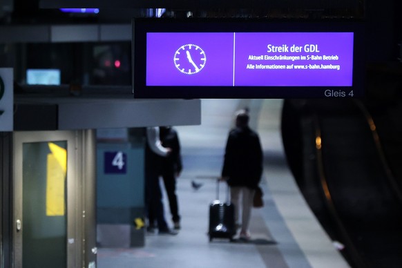 15.11.2023, Hamburg: Auf einer Anzeigentafel an einem S-Bahn-Gleis wird im Hauptbahnhof auf den Streik der GDL hingewiesen. Die Gewerkschaft Deutscher Lokomotivf�hrer (GDL) hatte zu einem 20-st�ndigen ...