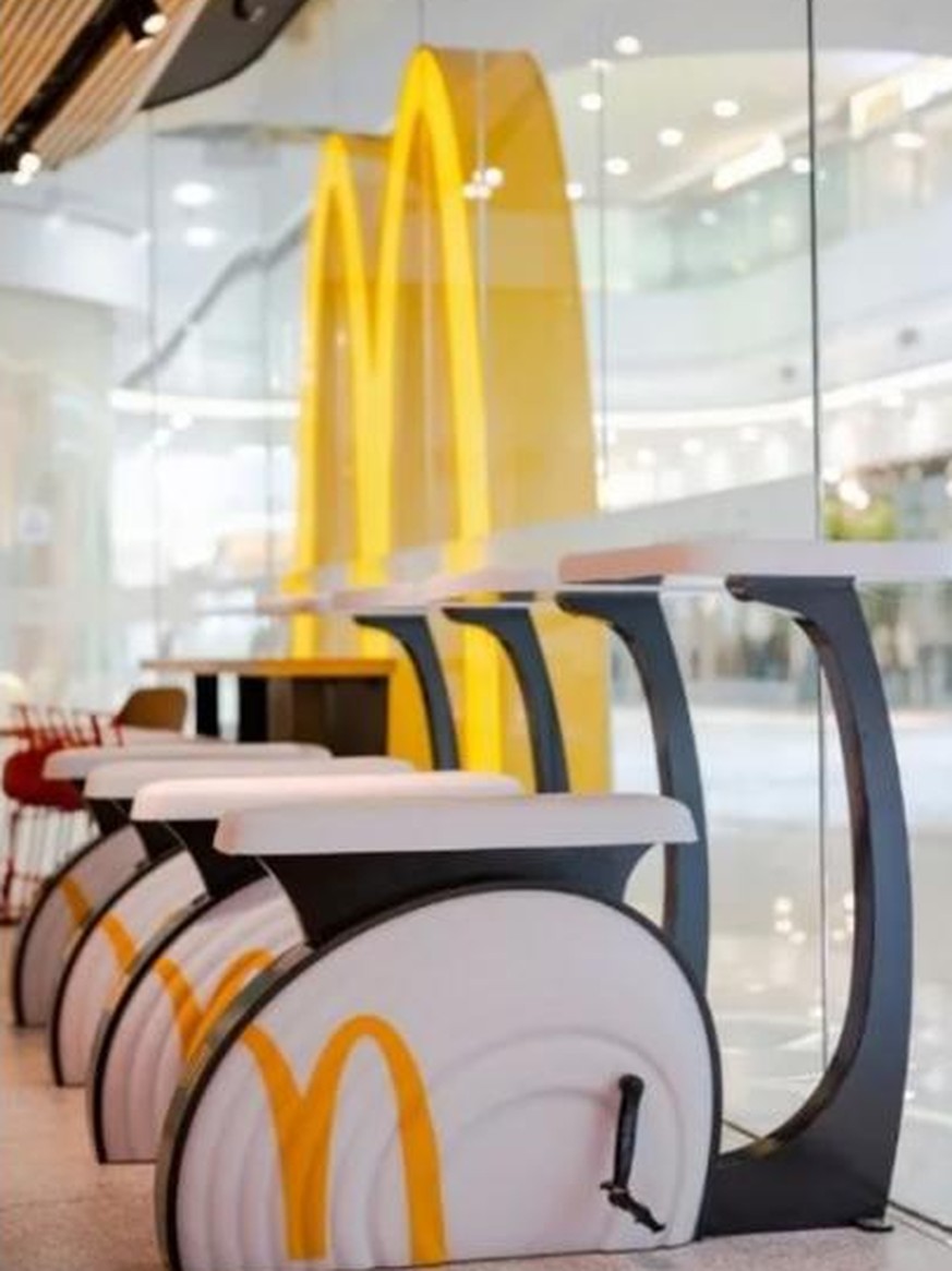 Keine Stühle mehr: McDonald's-Kunden in einigen Filialen in China können jetzt beim Essen trainieren - und etwas Strom generieren.