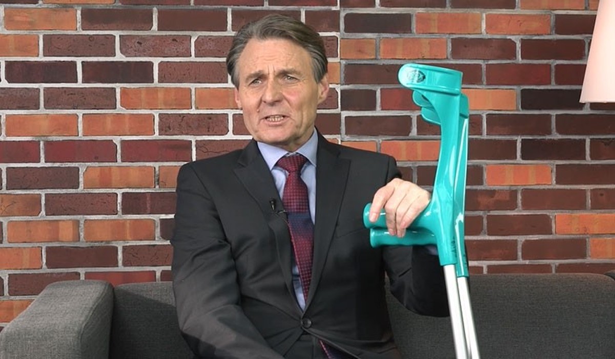Wolfgang Bahro zeigt sich bei einem Auftritt mit Krücken.