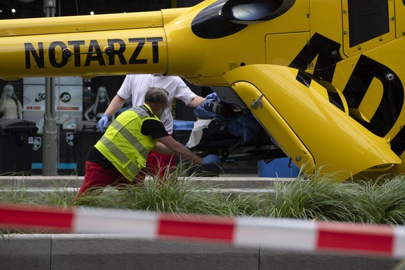 Mitarbeiter vom Rettungsdienst schieben eine Trage in einen Hubschrauber nach einem Zwischenfall. Ein Auto ist in der Nähe der Gedächtniskirche in Berlin in eine Personengruppe gefahren, ein Mensch is ...