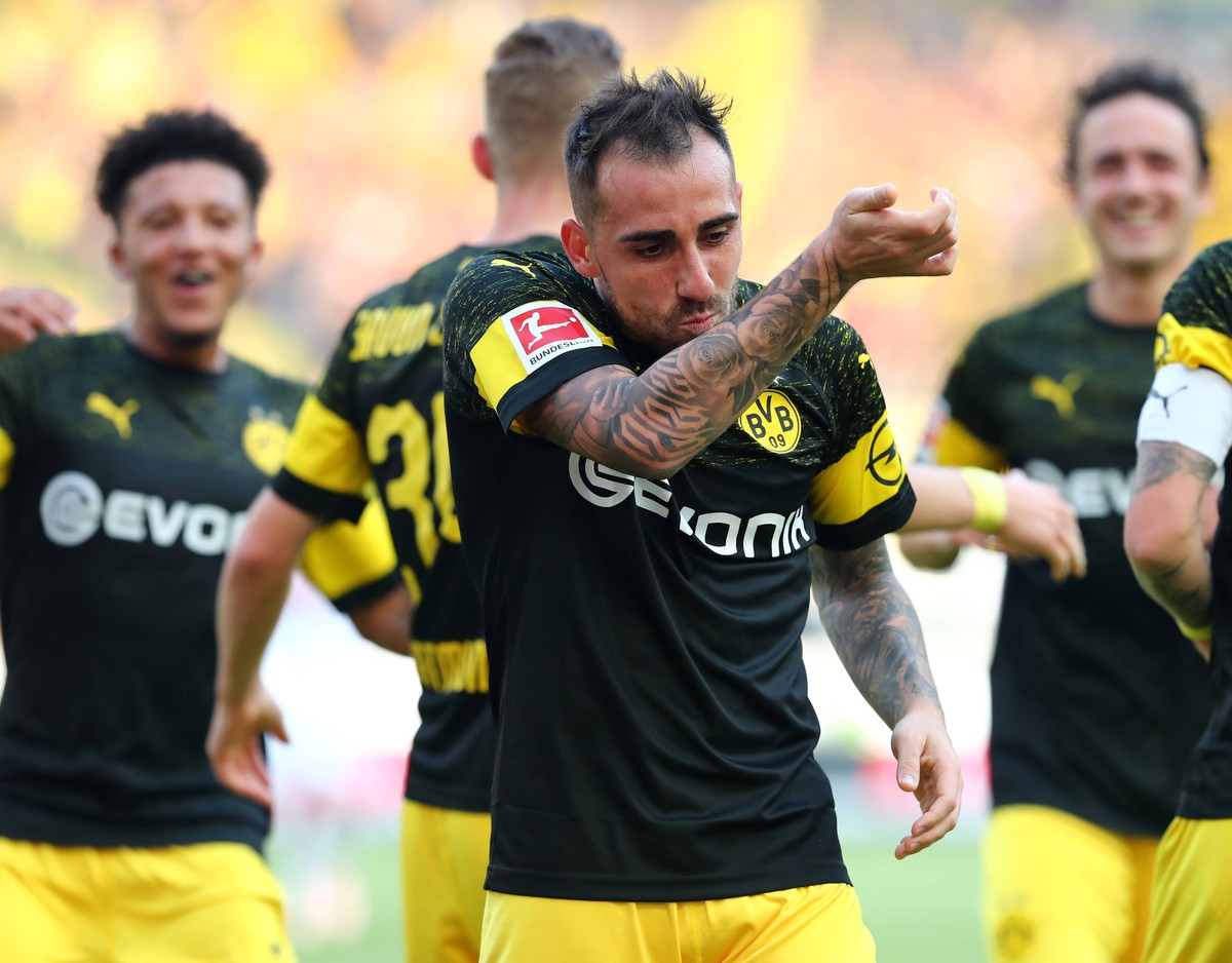 Ein Küsschen aufs Tattoo: Paco Alcácer traf gegen den VfB schlitzohrig per Lupfer.