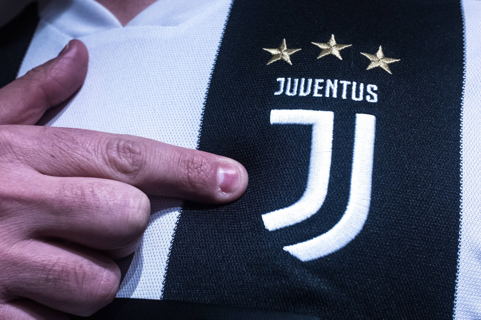 Juventus Turin Cristiano Ronaldo Zeigt Das Neue Trikot In Rosa Watson